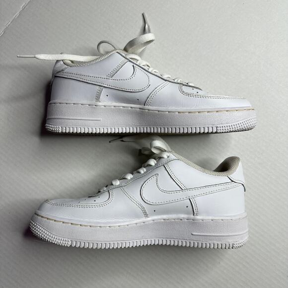 Y6 W7.5 Nike Air Force 1 Low Triple White Classic Clean Sneaker Icon Streetwear - Picture 6 of 9